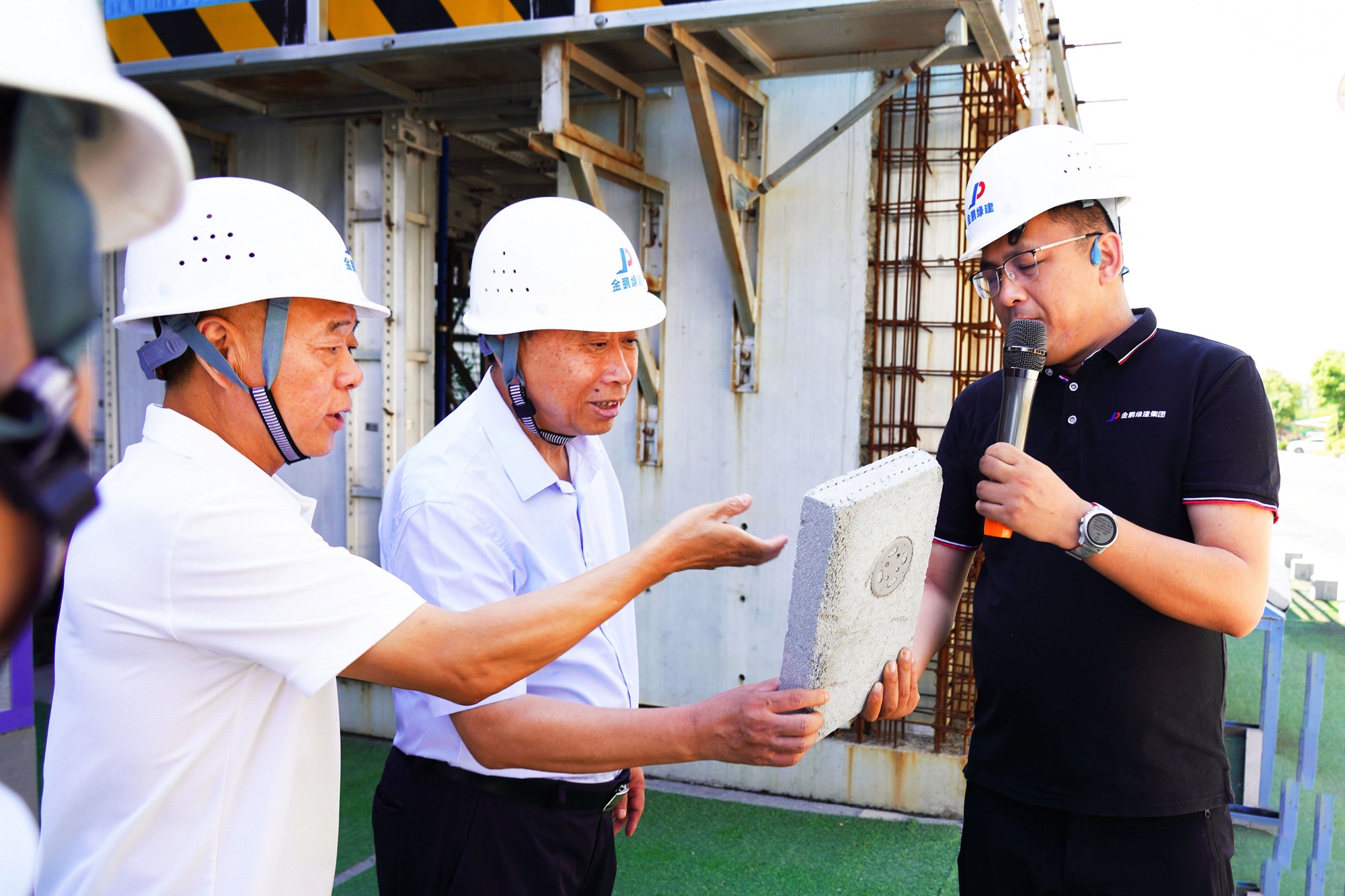 江蘇省建筑業行業協會、建筑產業現代化促進會等專家領導蒞臨金鵬考察調研